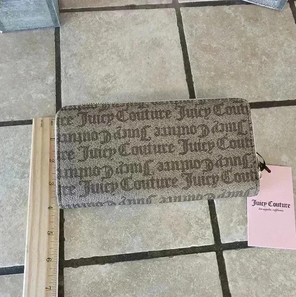 Juicy Couture Pretty Bow Large Zipper Around Wallet - Picture 3 of 5